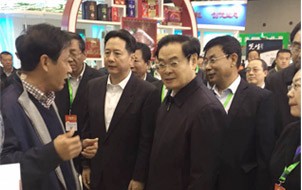 省委書記王儒林（右）省長(zhǎng)李小鵬（中）和董事長(zhǎng)石耀武（左）在第四屆中國(guó)（山西）特色農(nóng)產(chǎn)品博博覽會(huì)探討小米深加工發(fā)展方向