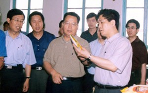 國(guó)家勞動(dòng)和社會(huì)保障部部長(zhǎng)、原山西省委書記田成平在沁州黃集團(tuán)視察