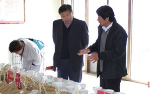 國(guó)家發(fā)改委公眾營(yíng)養(yǎng)與發(fā)展中心主任于小冬在沁州黃集團(tuán)調(diào)研