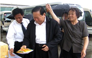 原山西省委書記、國(guó)家扶貧協(xié)會(huì)會(huì)長(zhǎng)胡富國(guó)在沁州黃集團(tuán)視察